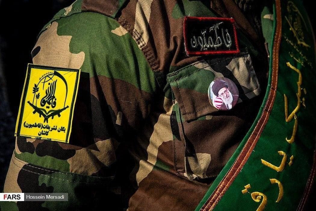 ميليشيا "فاطميون" تنقل معتقلين...