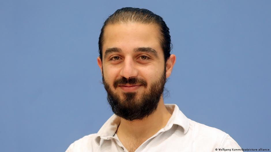 لاجئ سوري يتعرض للتهديد ويسحب...