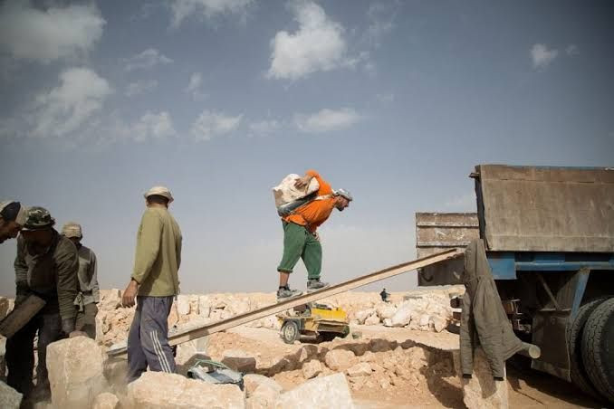 عمال العتالة في السويداء يتركو...