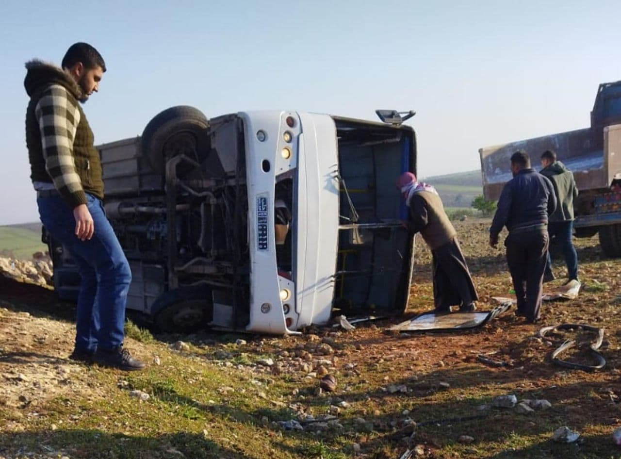 وفاة طالب جامعي وإصابة آخرين ب...