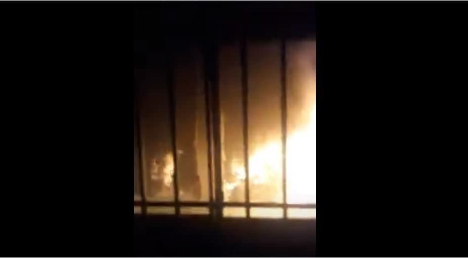 أهالي بلدة في درعا يحرقون مناز...