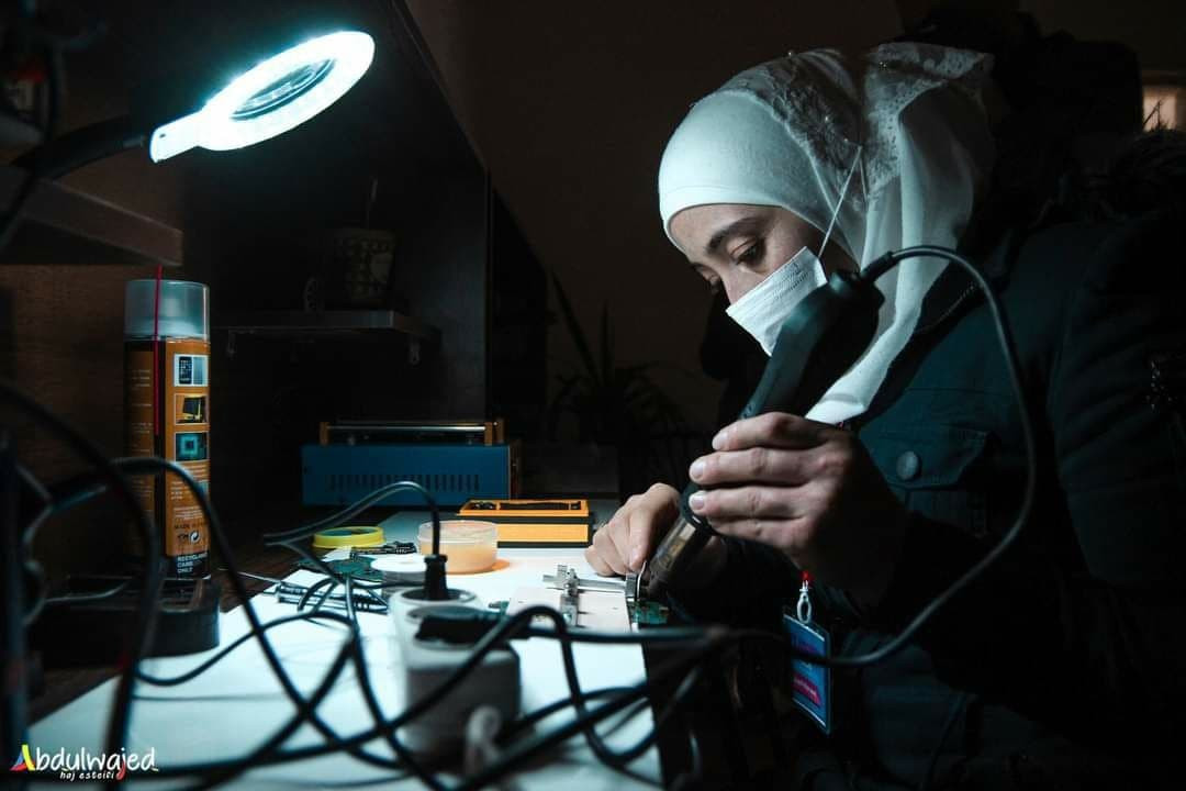 بالصور.. افتتاح أول مركز نسائي لصيانة الأجهزة الذكية في إدلب