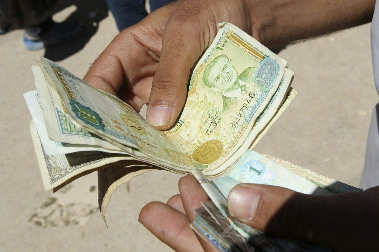 مخاوف من زيادة أجور ورواتب الم...