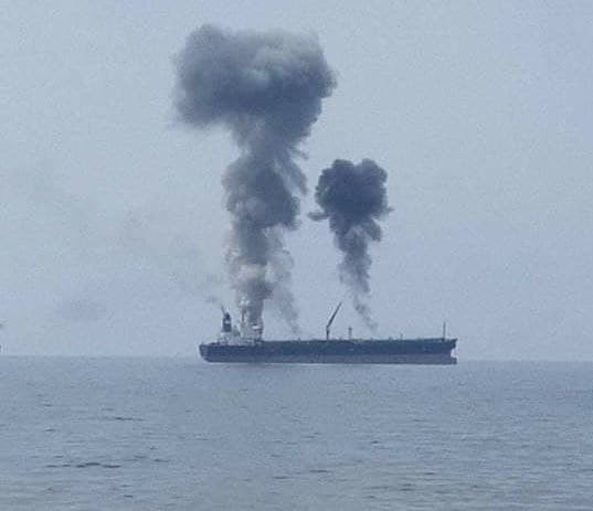 بالفيديو.. حريق يضرب ناقلة نفط...