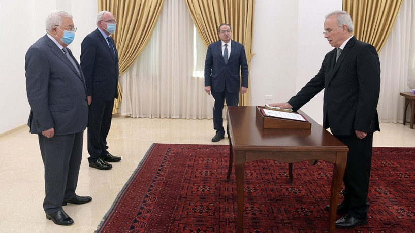 نشطاء فلسطينيون يطالبون سفير ف...