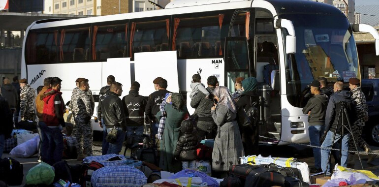 لبنان يرحل 15 سوريا بعد أن أعا...