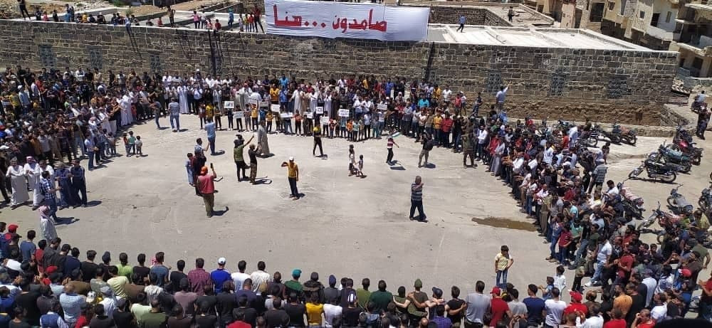 "صامدون هنا".. أهالي درعا يواج...