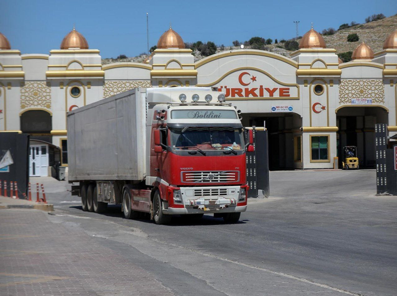 76 شاحنة مساعدات إنسانية أممية...