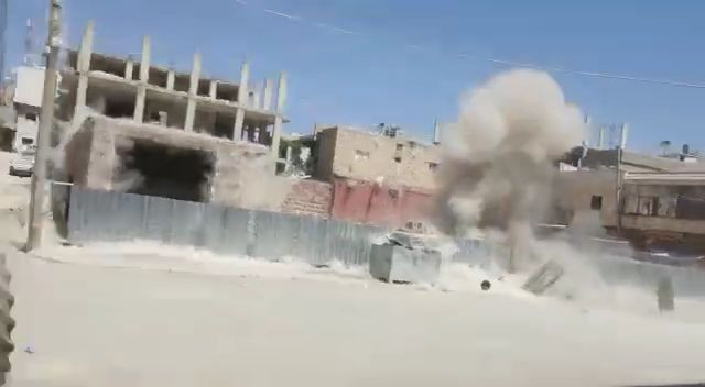 أثناء تفكيك عبوة.. إصابة عنصر...