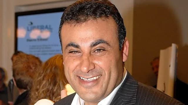 عرف بعدائه للاجئين.. طرد سياسي...