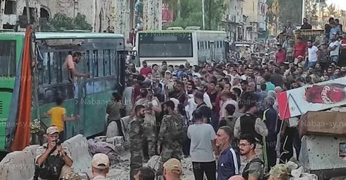 وصول حافلة مهجري درعا إلى مناط...