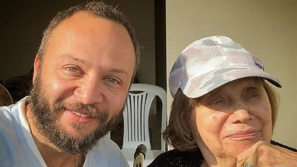 الفنان مكسيم خليل ينعي والدته...