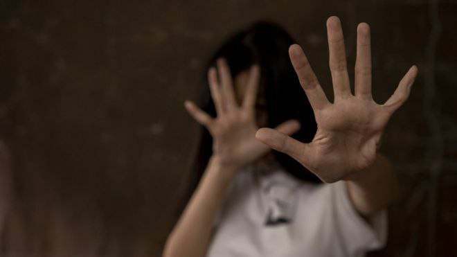 بسبب طلبها الطلاق.. شاب يقـ.ـت...