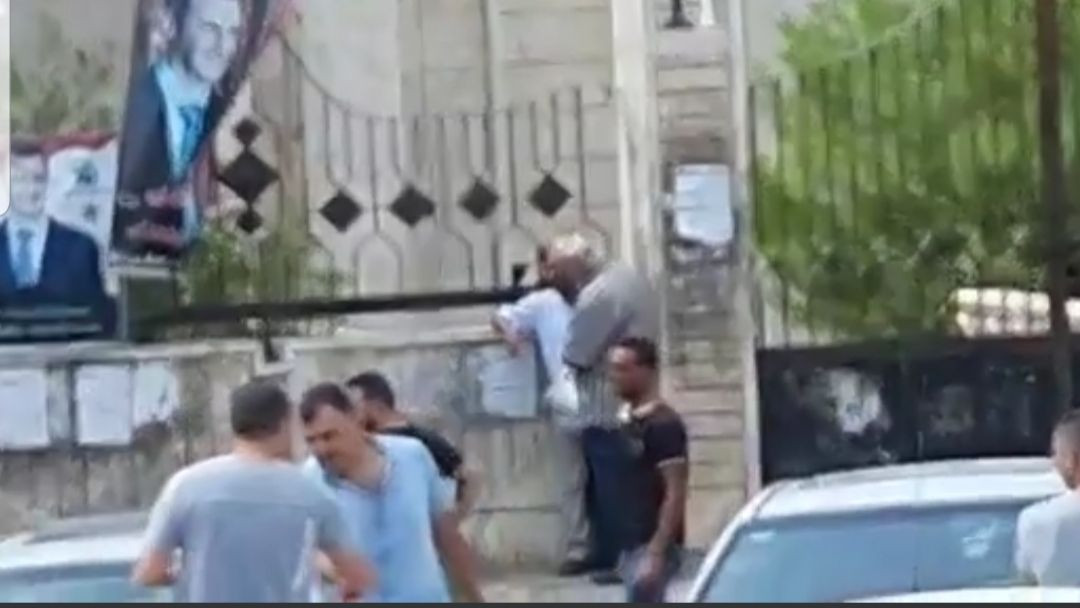 قـتل نفسه ومحاميه بقنبلة.. تفا...