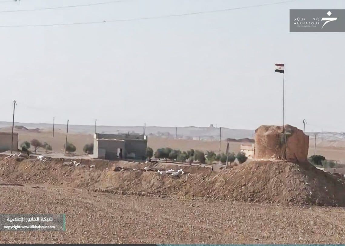 "قسد" ترفع علمي النظام وروسيا...