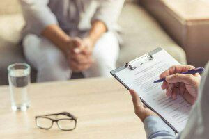 في مستشفى "ابن سينا".. طبيب مق...