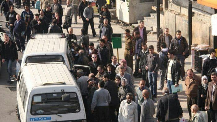 أزمة مواصلات خانقة في جبلة والحلول غائبة