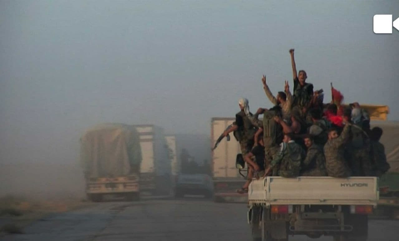 لبناني يشرف على إنشاء بنية تحت...