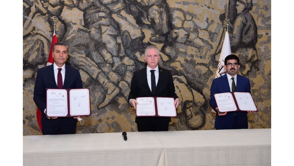 والي عنتاب يُكرّم رجل أعمال سو...