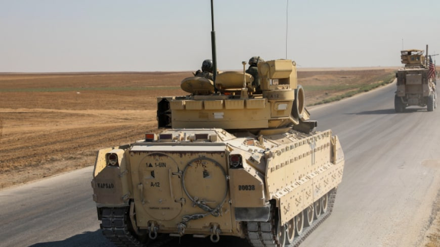 القوات الأمريكية تسير دورية مد...