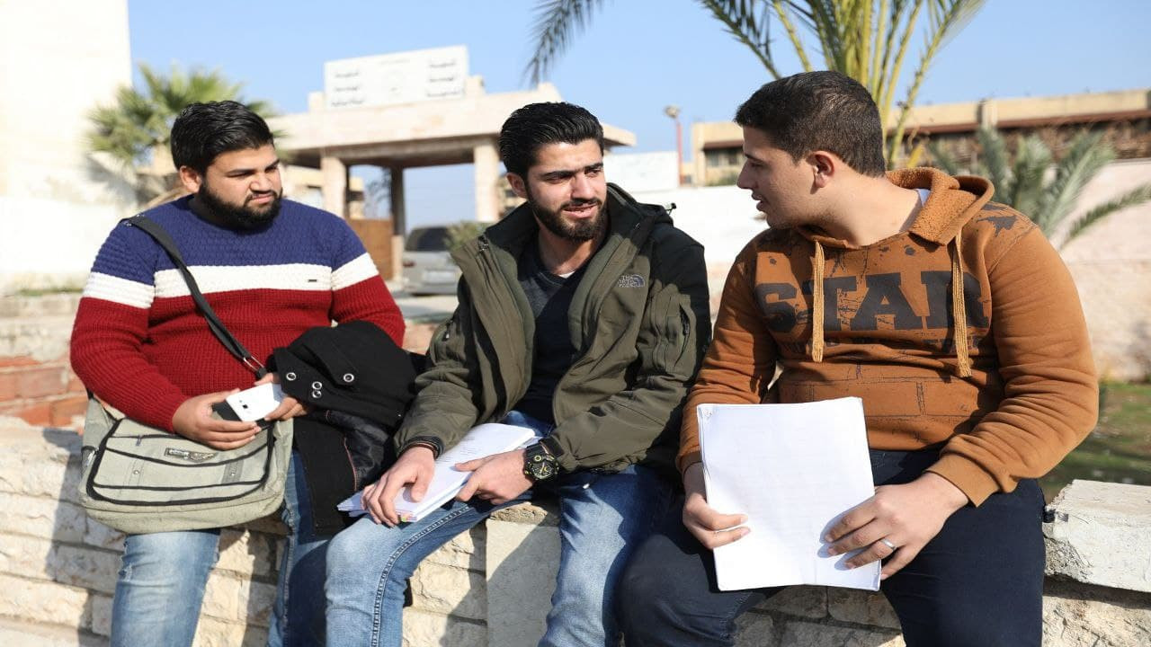 ما حقيقة خروج طلاب وأهالٍ من إدلب إلى مناطق سيطرة النظام؟