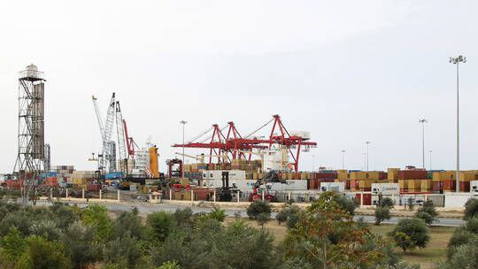 النظام يعلن إغلاق الموانئ السا...