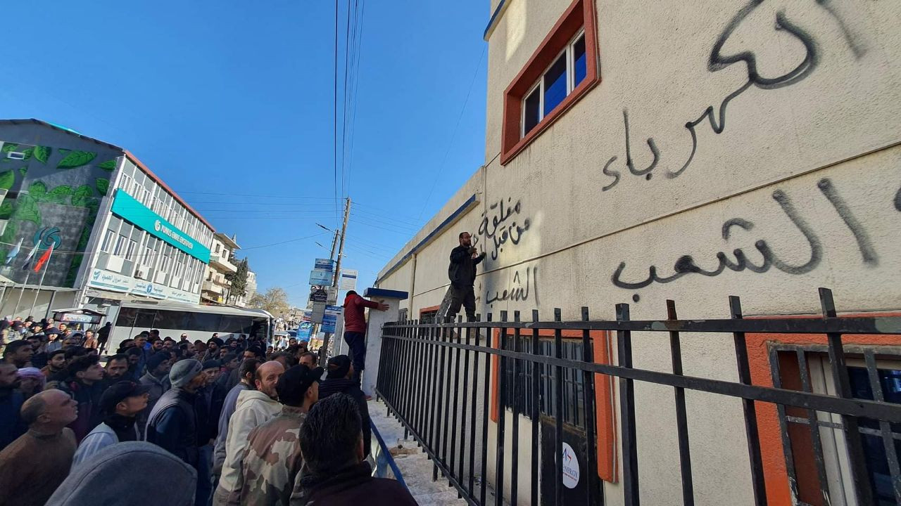 ريف حلب.. مظاهرات احتجاجية على...