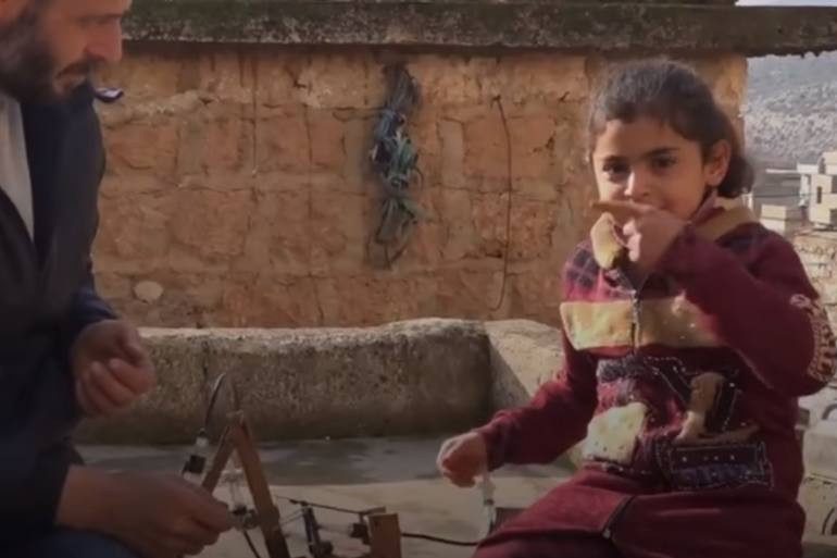 فقدت السمع والنطق.. سوري يصنع...