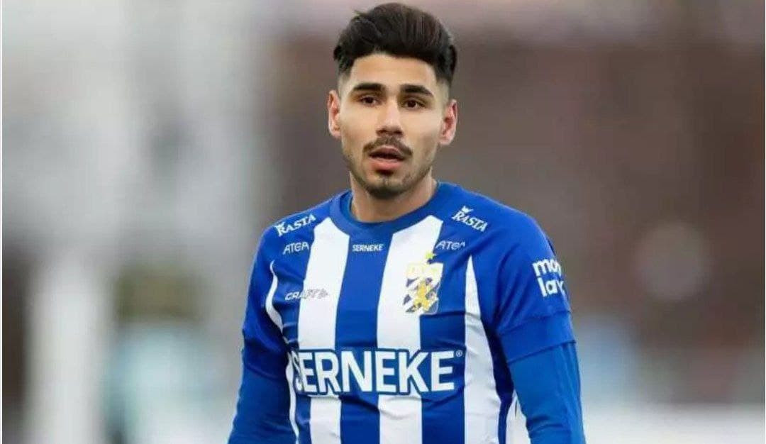 اللاعب "حسام عايش" يؤازر منتخب...