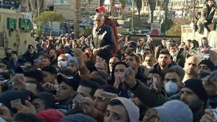 بالتزامن مع اﻻحتجاجات.. طوابير...