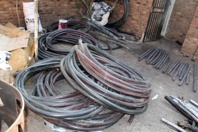 القبض على أحد سارقي كابلات الك...