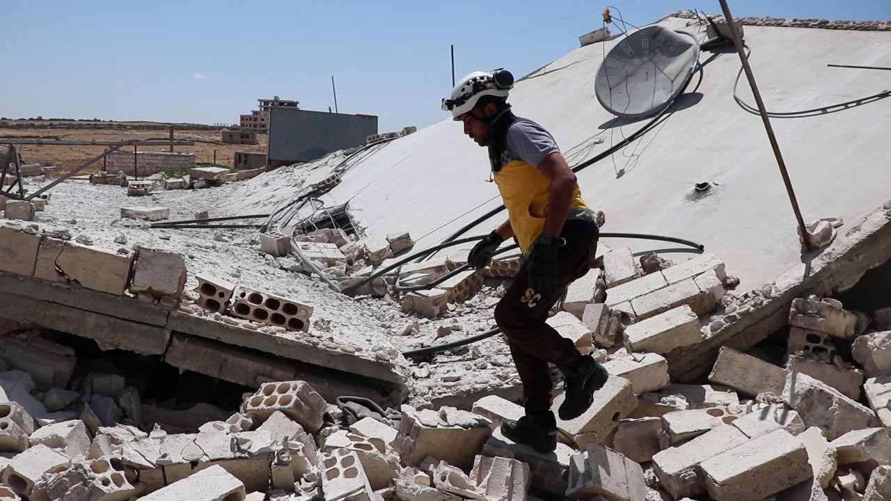 الدفاع المدني: 300 متطوع قضوا...