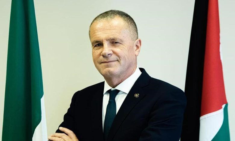 مسؤول إيرلندي يدعو إلى حل سياس...