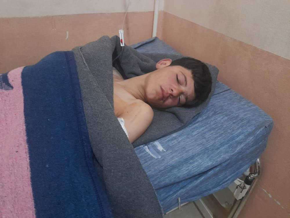 عناصر النظام يستهدفون طفلا بسل...