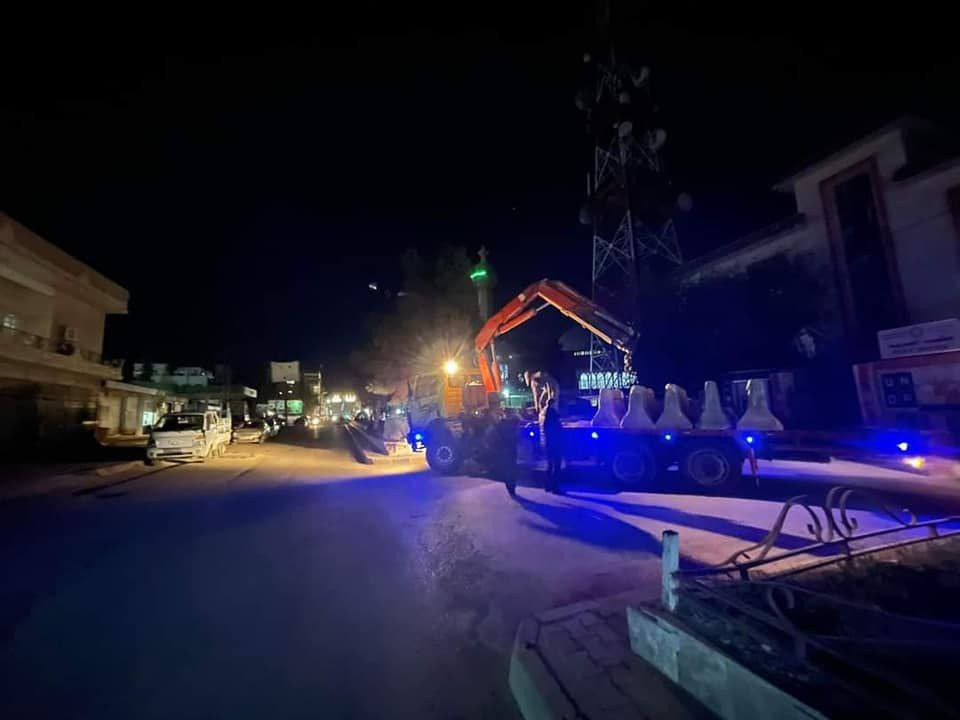 إدخال مواد غذائية لحيي "الشيخ...