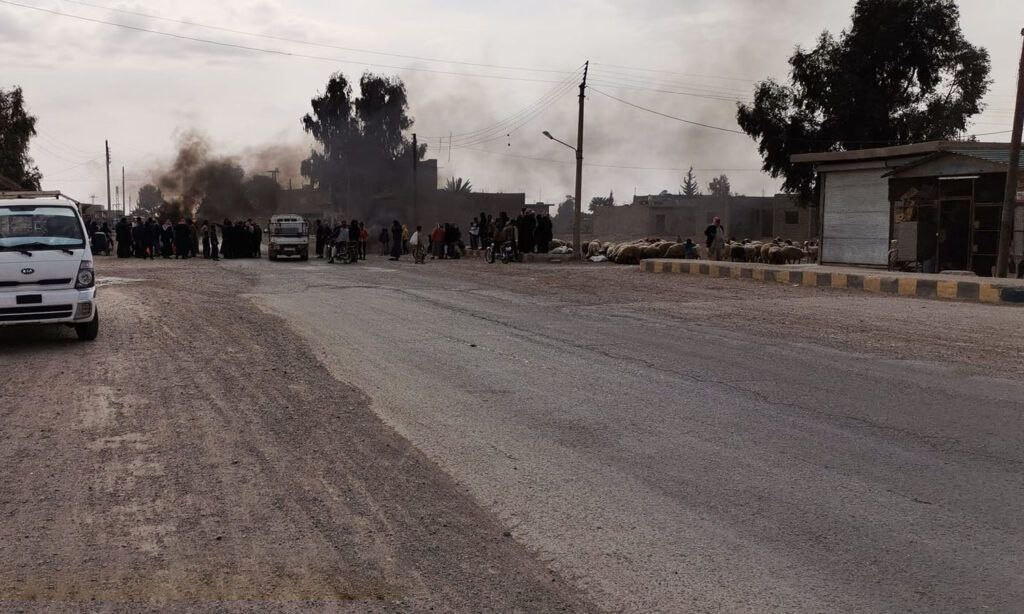 "قسد" تعتقل خمسة شبان في دير ا...