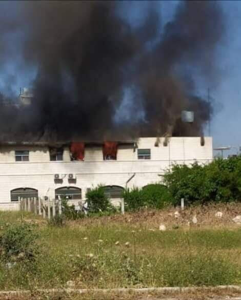 حريق يلتهم مبنى الهلال الأحمر...