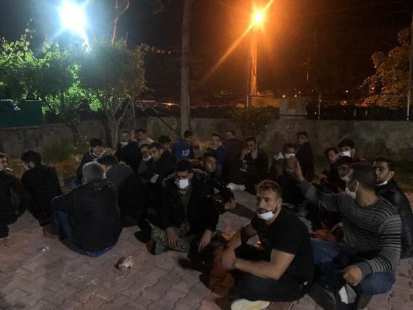 تركيا تعتقل 36 سورياً في أنطال...