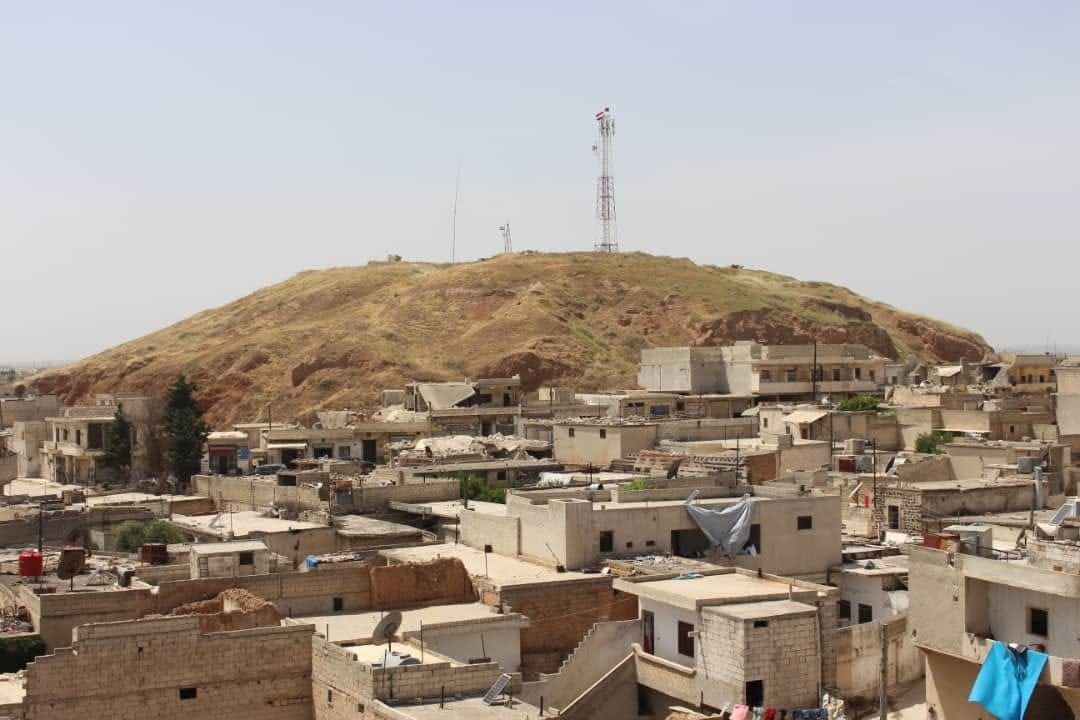 "قسد" ترفع علم النظام على مواق...