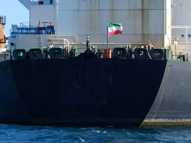 إيران تواصل إمداد الأسد بالنفط...