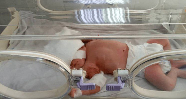 العثور على رضيعة مرمية في حي "...