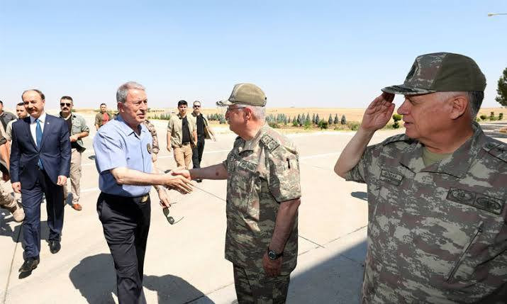 وزير الدفاع التركي يزور ضريح "...