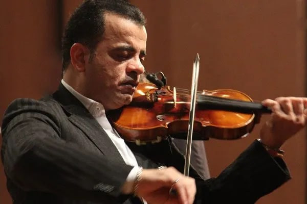 منع من العزف لعدم حصوله على مو...