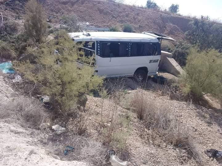 إصابة 6 أشخاص بحادث سير على طر...