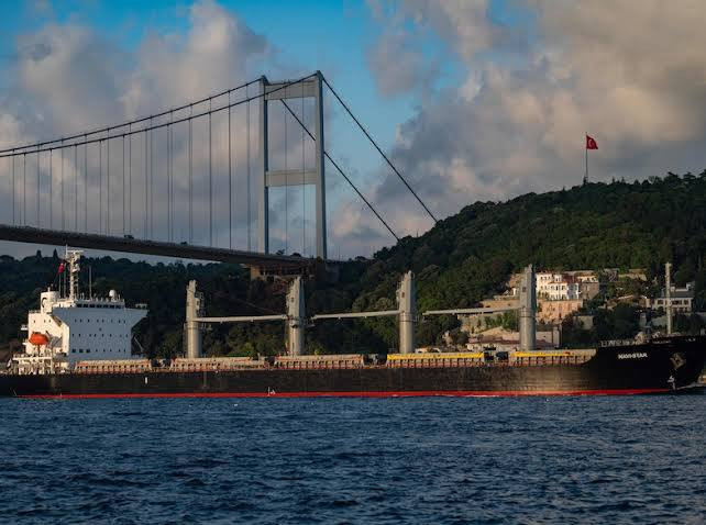 بسفينة تجارية.. روسيا تنقل أسل...