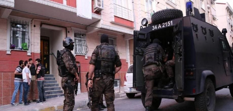 تركيا تعتقل أحد مواطنيها بتهمة...