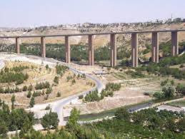 رجل ينهي حياته على جسر الرستن...