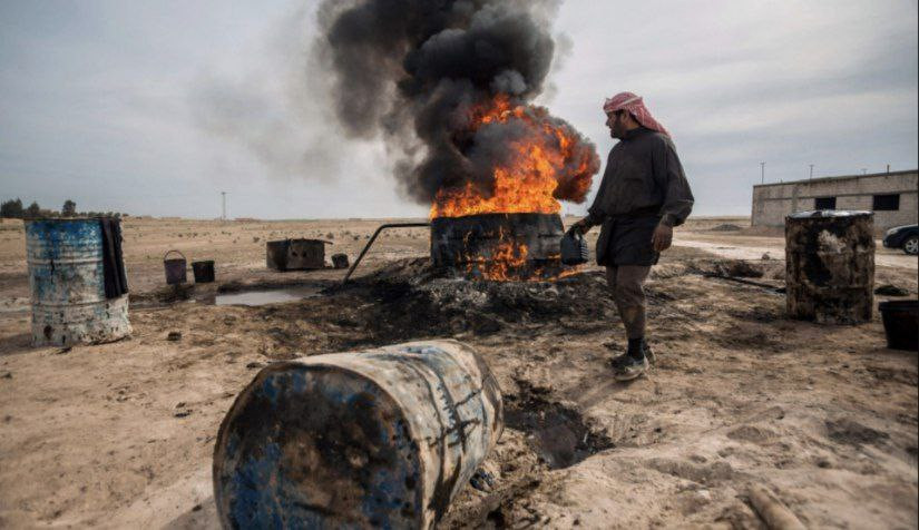 وفاة شخصين بسبب الانبعاثات السامة من حراقات النفط بريف دير الزور