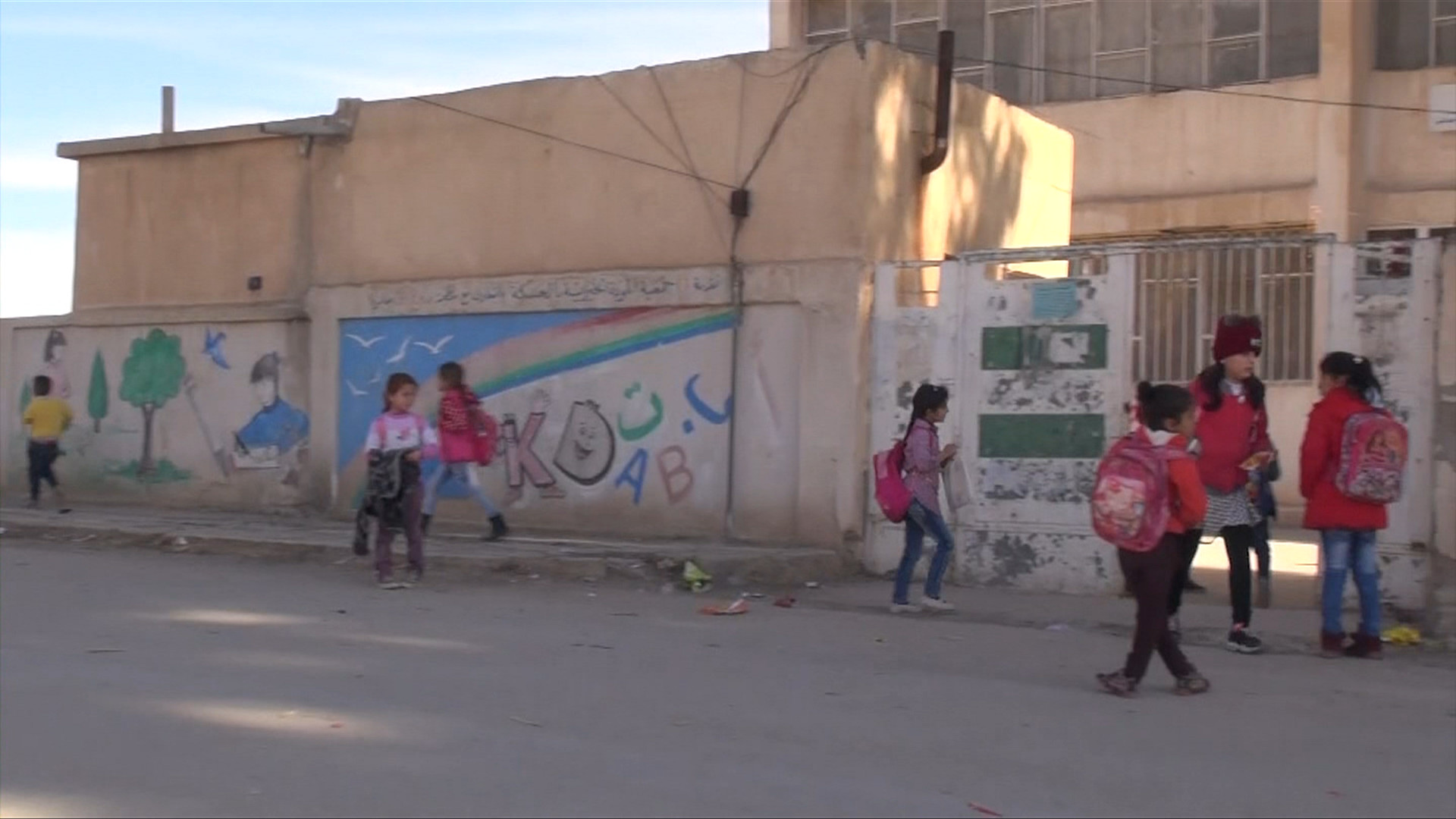 "الإدارة الذاتية" تمنع تدريس م...