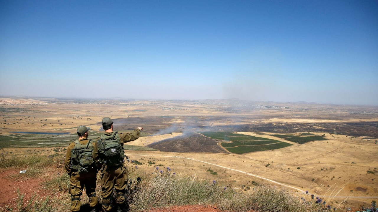 "إسرائيل" تستهدف أشخاصا اقتربو...